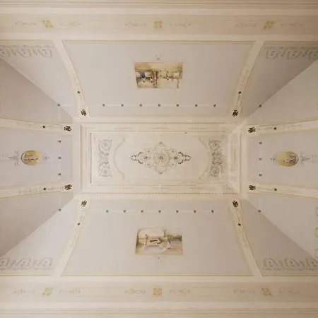 Relais Carlo V - Palazzo Storico Bed & Breakfast 2*
